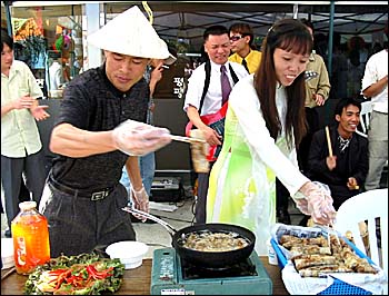 전통음식을 만들고 있는 베트남 노동자들 